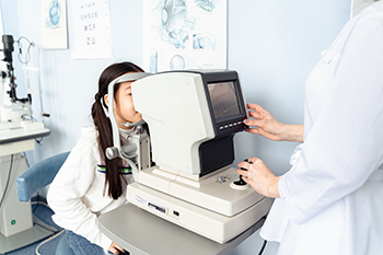 What is a certified ophthalmic assistant?